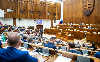 Poslanci schválili balík opatrení lex Ukrajina. Príspevok za ubytovanie odídenca má byť 500 až 1250 eur 