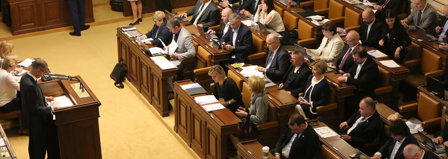 Poslanci schválili příspěvek 5 tisíc na dítě do 18 let pro rodiny s ročním příjmem do milionu korun