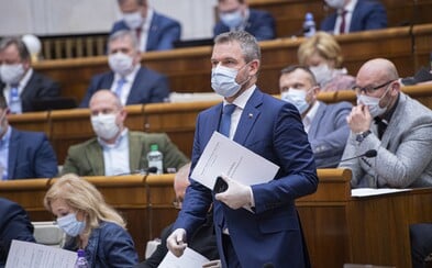 Poslancom, ministrom či prezidentke by pravdepodobne mali zobrať z platu aj 2 000 €. Klesne im až o 15 % Poslancom, ministrom či prezidentke by pravdepodobne mali zobrať z platu aj 2 000 €. Klesne im až o 15 %