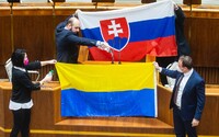 Poslancov Medveckého a Kotlebu obvinili v súvislosti s incidentom s ukrajinskou vlajkou v parlamente