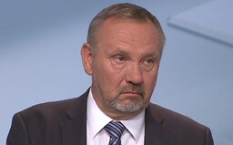 Poslanec KSČM propadl stříškou a polámal si obratle. Trochu mě to skalpovalo, uvedl