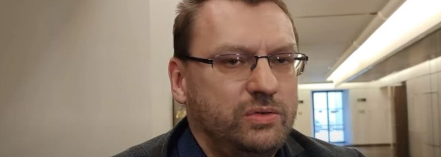 Poslanec Volný jako politická celebrita. Jeho aktivismus jej v poslední době vystřelil mezi nejsledovanější politiky