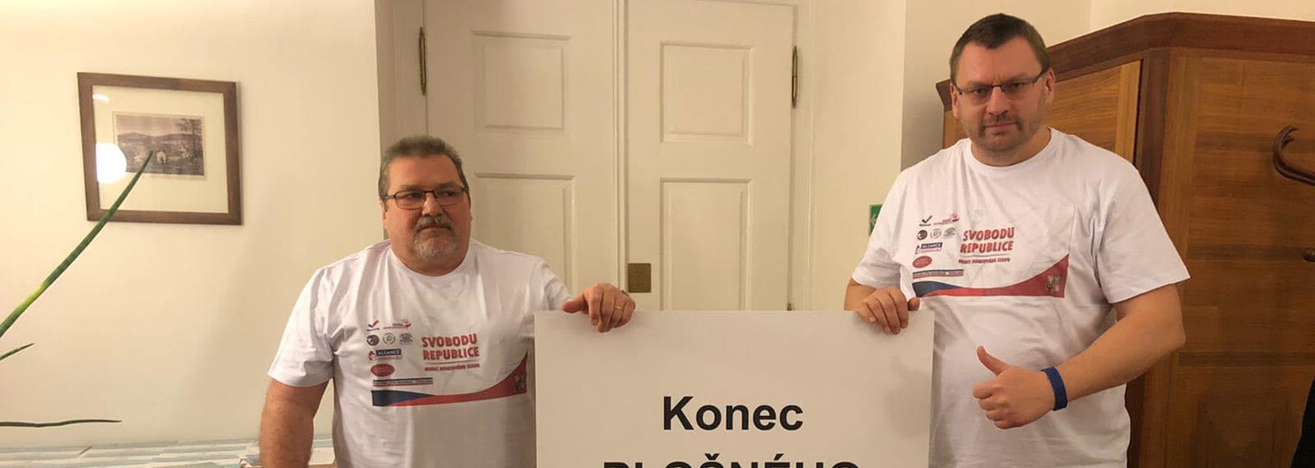 Poslanec Volný spojoval letadlo kroužící nad Brnem s šířením britské mutace. Stroj ve skutečnosti nemohl přistát kvůli mlze