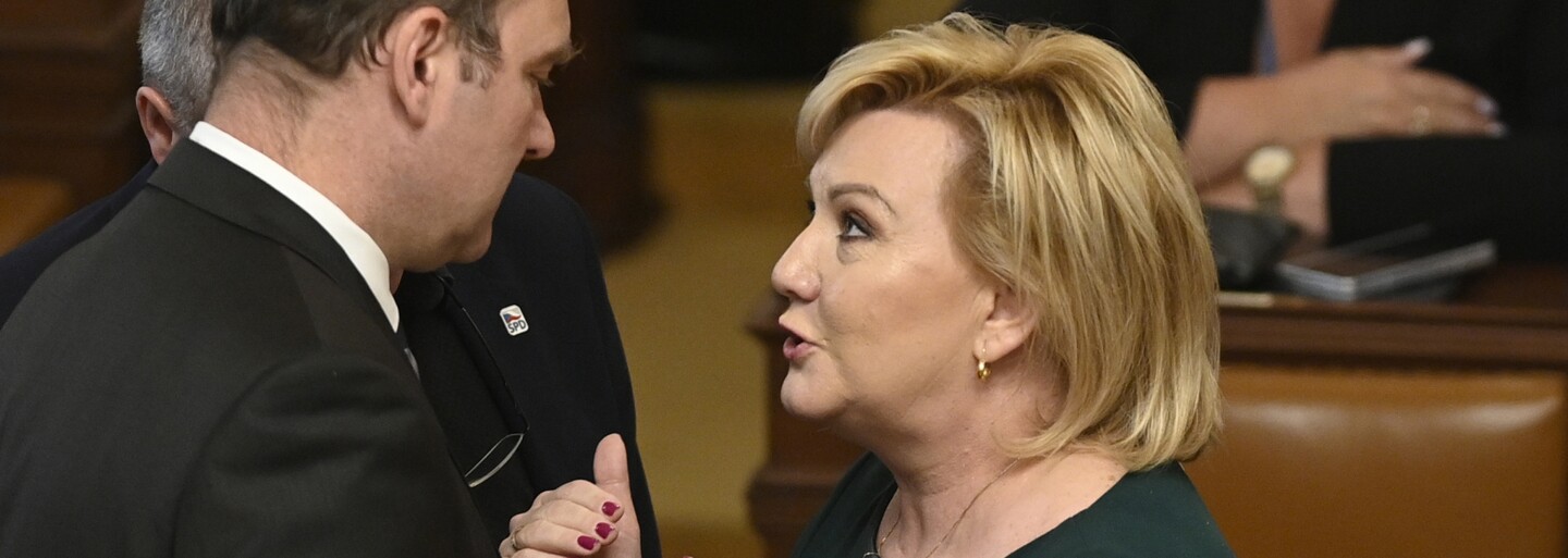 Poslanecká sněmovna bude opět jednat přes noc. Podle Schillerové může jít o porušování zákoníku práce