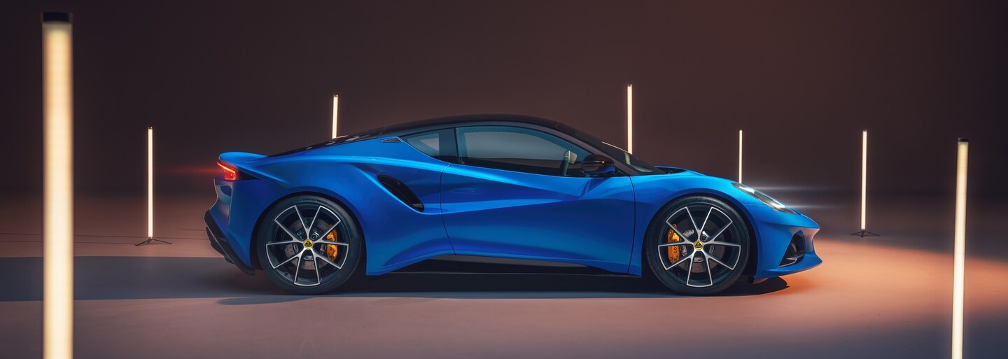 Poslední Lotus s konvenčním motorem se jmenuje Emira, má luxusní interiér a techniku od AMG