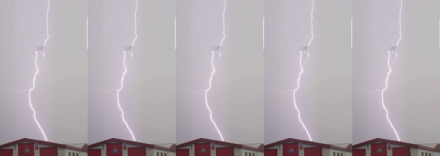 Působivý a strašidelný moment, kdy islandské letadlo zasáhl nad letištěm mohutný blesk