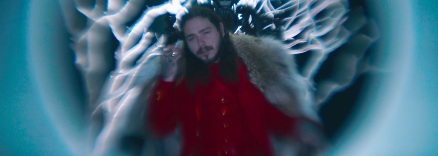 Post Malone a 21 Savage predstavujú videoklip plný samurajských mečov a krvi ku skladbe roka Rockstar