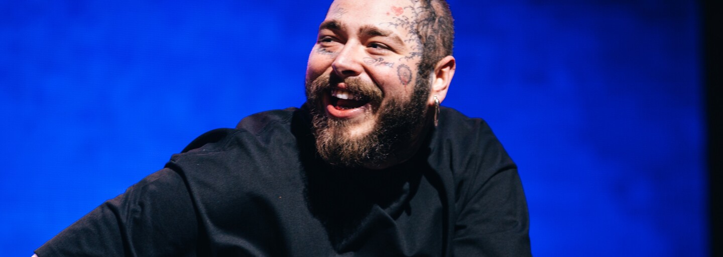 Post Malone přiznal, že jsou dny, kdy vykouří přes 80 cigaret. Závislost mu prý zničila hlas