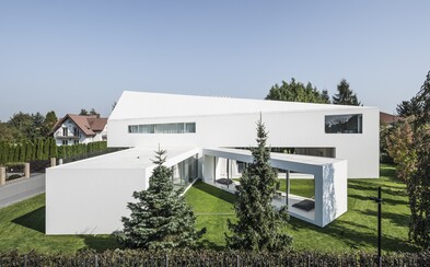 Posuvná terasa a design z budoucnosti. Uznávaný polský architekt opět kouzlil Posuvná terasa a design z budoucnosti. Uznávaný polský architekt opět kouzlil