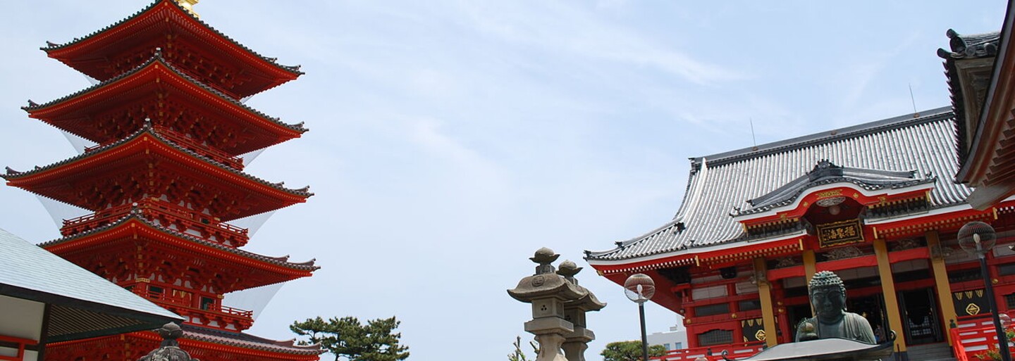 Posvätný japonský ostrov, kde majú ženy vstup zakázaný a muži sa pri príchode musia vyzliecť. Najnovšie sa dostal medzi svetové dedičstvo UNESCO