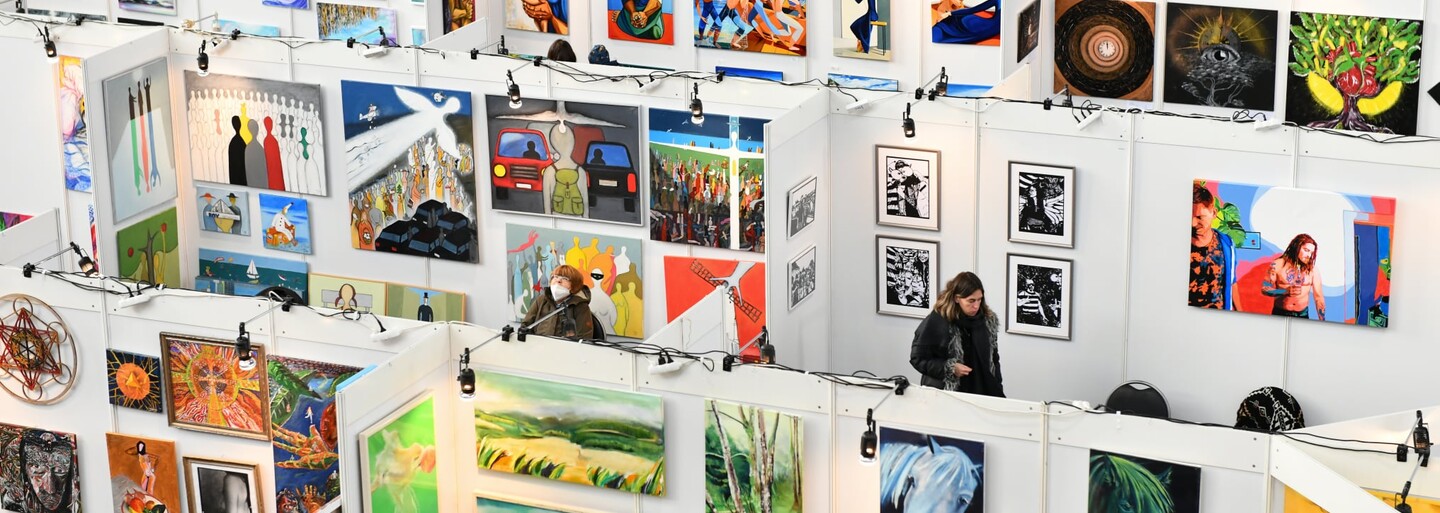 Potraty v Polsku či ztělesněná demence. Pražské Holešovice ovládl Open Art Fest (Reportáž)
