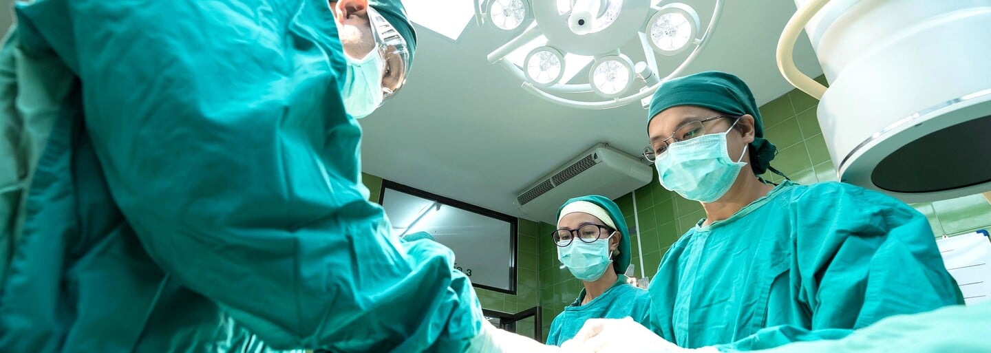 Potrhlá chirurgyně čelí žalobě. Během operace si s kolegy udělala diskotéku