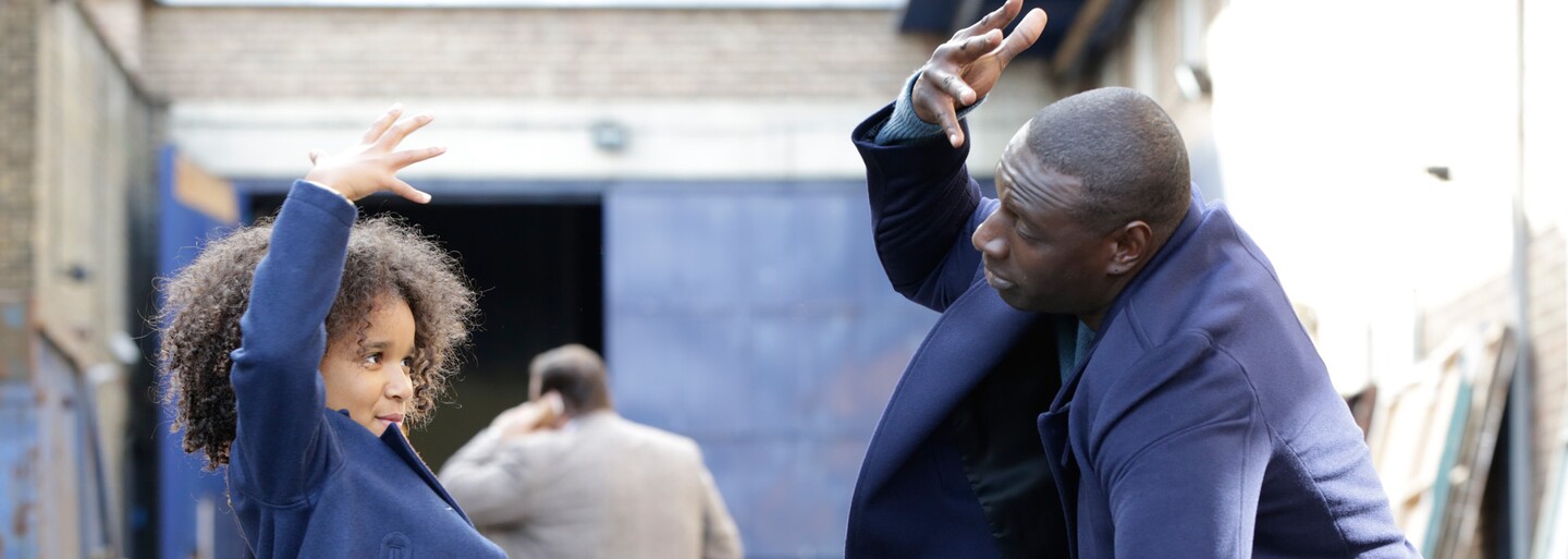 Potvrdil sympatický Omar Sy v úsmevnej francúzskej komédii, že Aj dvaja sú rodina? (Recenzia)