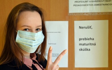Povinné rúška a rukavice či dvojmetrové rozostupy. Takto vyzerala maturita počas pandémie Povinné rúška a rukavice či dvojmetrové rozostupy. Takto vyzerala maturita počas pandémie