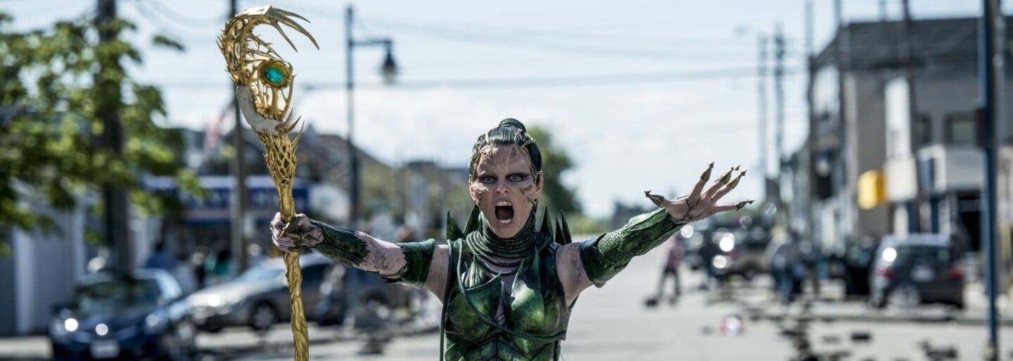 Power Rangers v traileri plnom výbušnej akcie okrem iného vsádzajú aj na humor