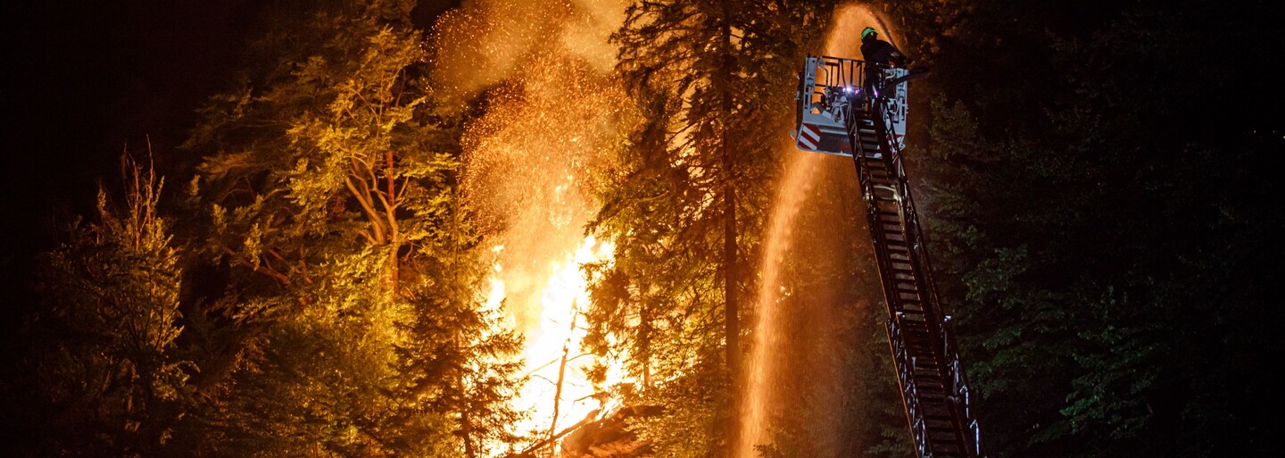 Požár v Hřensku hasiči z půlky uhasili. Hašení denně přijde nejméně na 20 milionů korun