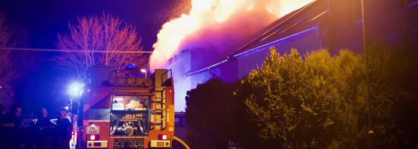 Požár v Olomouci: Hořel rodinný dům, lidé se otrávili kouřem. Škoda je minimálně pět milionů
