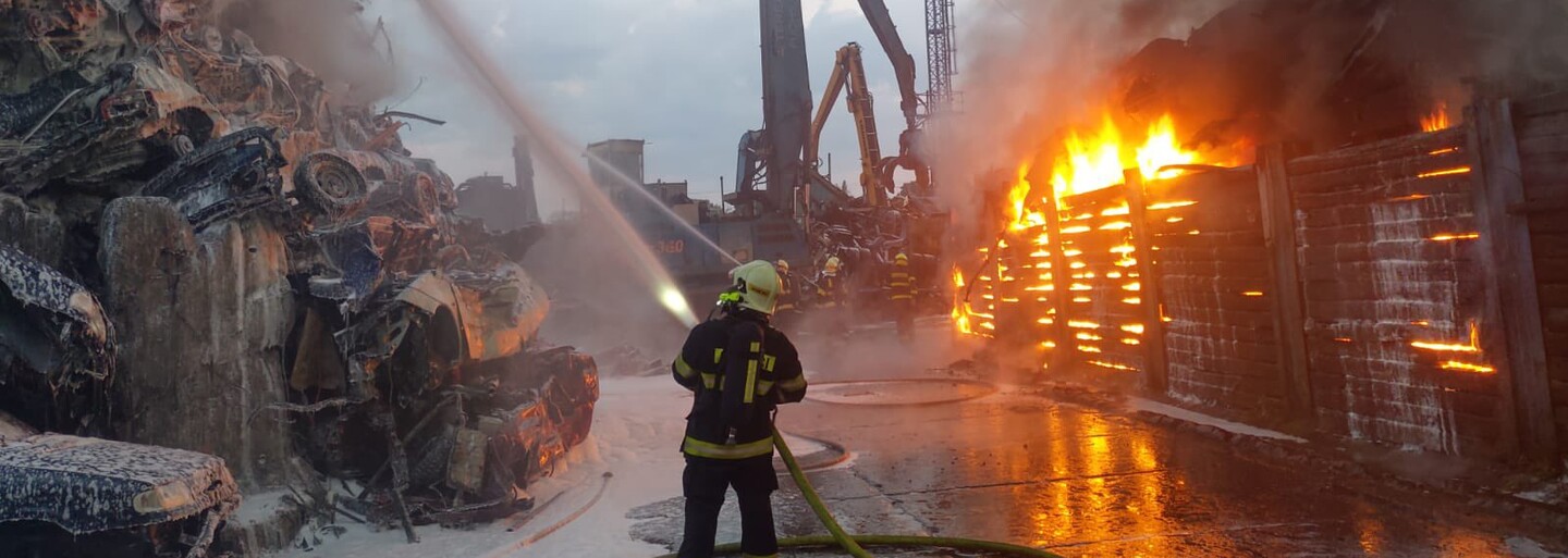 Požár v Ostravě: Na místě zasahuje 21 jednotek hasičů, lidé by neměli větrat