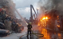 Požár v Ostravě: Na místě zasahuje 21 jednotek hasičů, lidé by neměli větrat