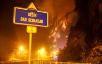 Požiar v Českom Švajčiarsku už zasiahol plochu tisíc hektárov, ráno to bolo len 30. Vstup do národného parku možno zakážu