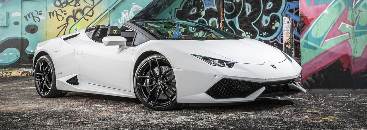 Půjčila si Lamborghini za více než 7 milionů korun a od té doby už ji nikdo neviděl. Neznámá žena měla falešnou občanku