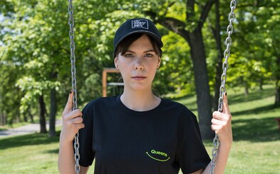 Pozitivní kolekce od Queens odkazuje na estetiku 90. let. Podpořila charitativní projekt, který pomáhá potřebným Pozitivní kolekce od Queens odkazuje na estetiku 90. let. Podpořila charitativní projekt, který pomáhá potřebným