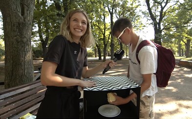 Poznali Češi, na co sahali v tajemné krabici? Otestovali jsme mladé lidi v parku (Anketa) Poznali Češi, na co sahali v tajemné krabici? Otestovali jsme mladé lidi v parku (Anketa)
