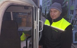 Pozreli sme sa do kabíny mega bagra, ktorý zbúral prešovskú bytovku. Výšková demolácia trvala českým kanonierom tri dni