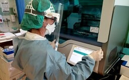 Pozreli sme sa do laboratória, kde sa testujú odobraté vzorky na koronavírus
