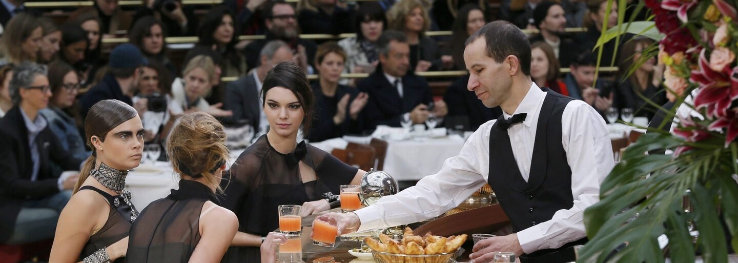 Podívejte se, jak to vypadalo na unikátní přehlídce Chanel situované do francouzské kavárny
