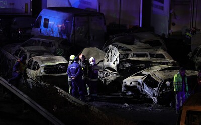 Prachová búrka spôsobila na maďarskej diaľnici obrovskú nehodu. 19 vozidiel zhorelo do tla