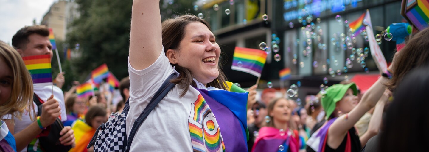 Prague Pride 2022: V Praze se pochodovalo za queer práva. Centrum města zahalily barvy, láska i radost ze života (Reportáž)