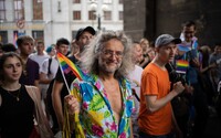 Prague Pride 2022: V Praze se pochodovalo za queer práva. Centrum města zahalily barvy, láska i radost ze života (Reportáž)