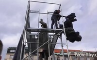 Praha 6 odstraňuje od sochy sovětského maršála plot i lešení, potřela ji antigraffiti nátěrem