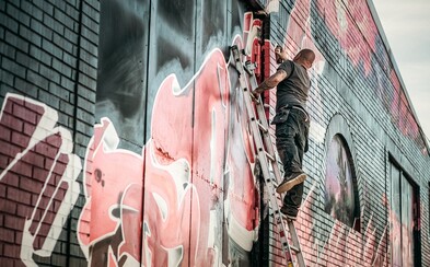 Praha nabídne více místa pro legální graffiti. Městské čtvrti se snaží předejít ničení památek a budov Praha nabídne více místa pro legální graffiti. Městské čtvrti se snaží předejít ničení památek a budov