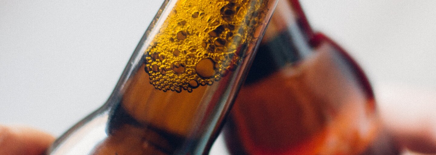 Praha přichází s další vyhláškou. Chce zakázat pohyb s otevřenou láhví alkoholu v centru města