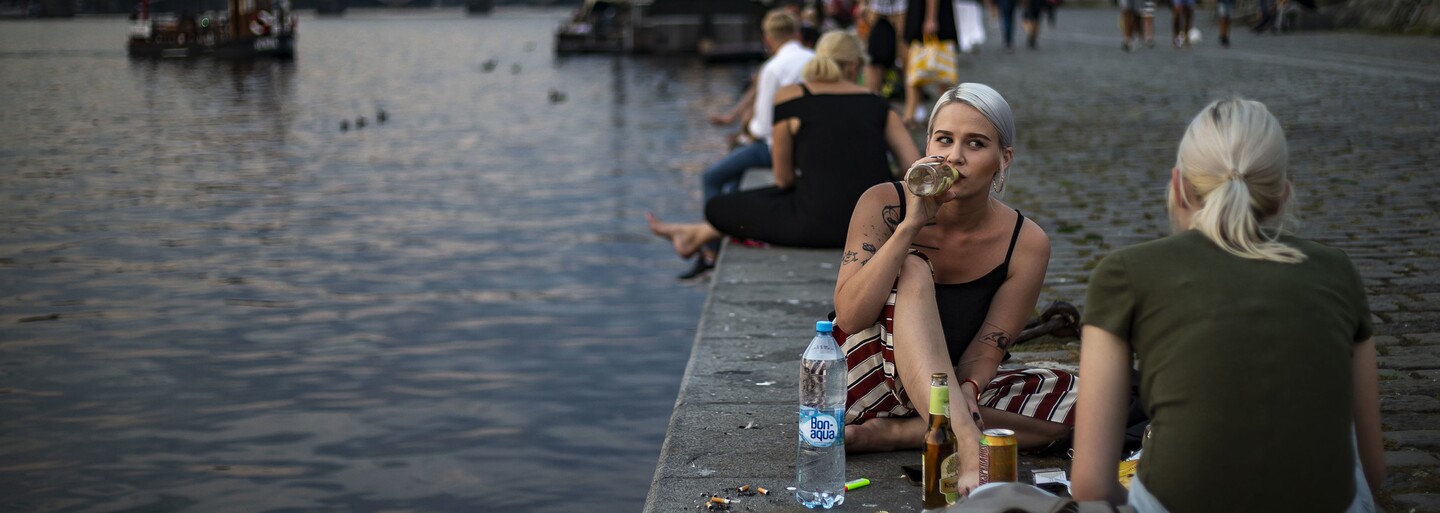 Praha připravuje nová pravidla pro pití alkoholu na veřejnosti. Pokutovat by se mohlo po půlnoci i za otevřenou láhev