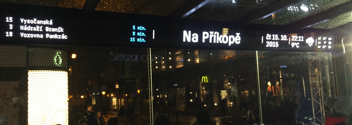 Praha se může pyšnit první multifunkční zastávkou, kde si můžete nabít telefon nebo se připojit na wifi