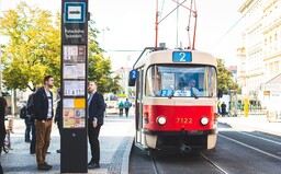 Praha testuje nové zastávkové označníky, ten první má elektronický displej s aktuálními odjezdy a příjezdy