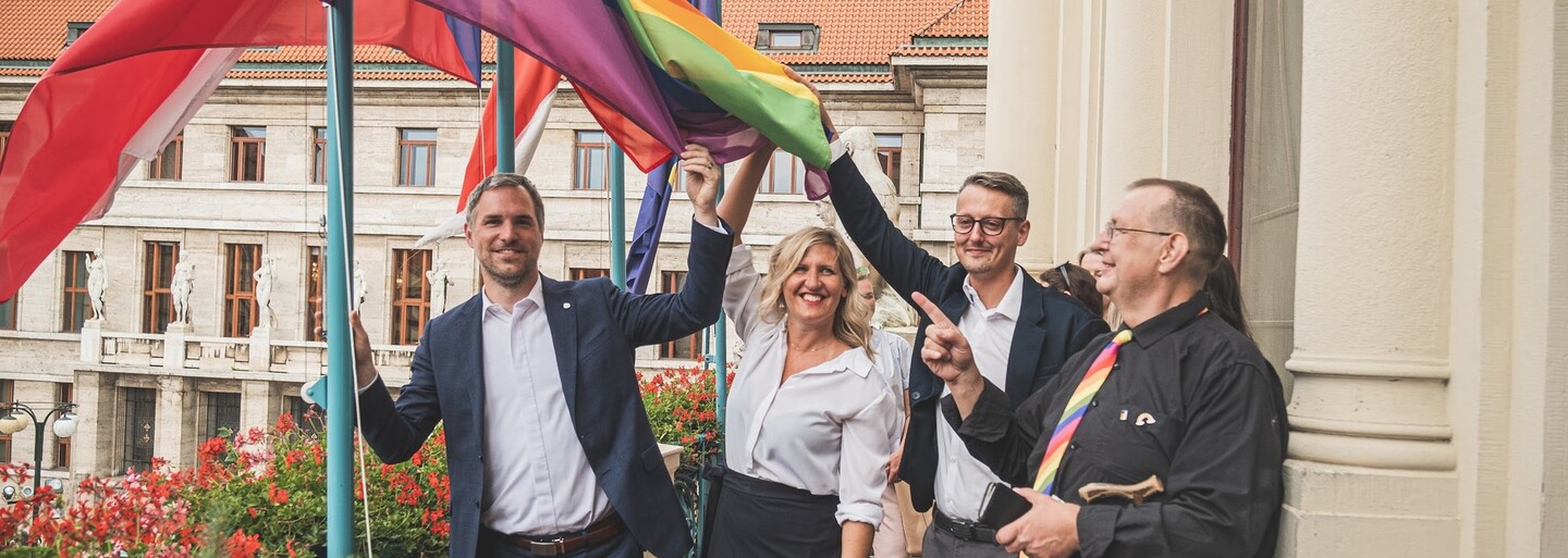 Praha v barvách duhy. Pražský magistrát na počest Prague Pridu vyvěsil duhovou vlajku