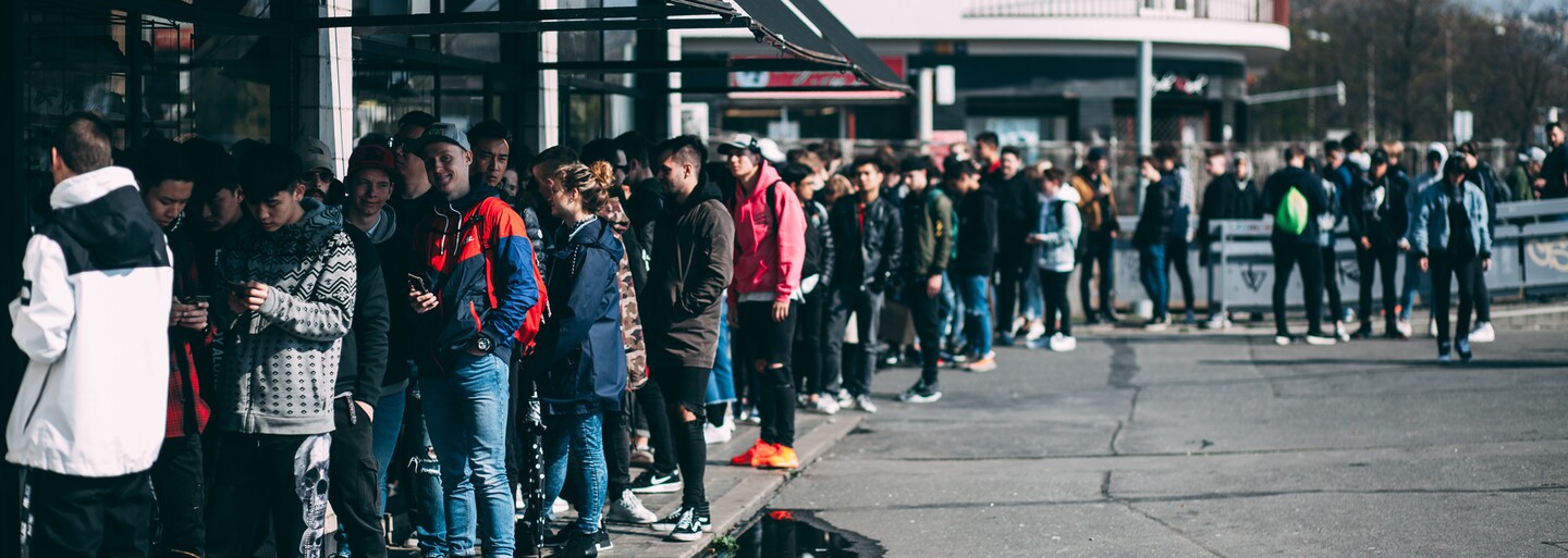 Praha vs. Bratislava: Které z hlavních měst měst mělo během releasu Yeezy 350 V2 lépe oblečené návštěvníky?
