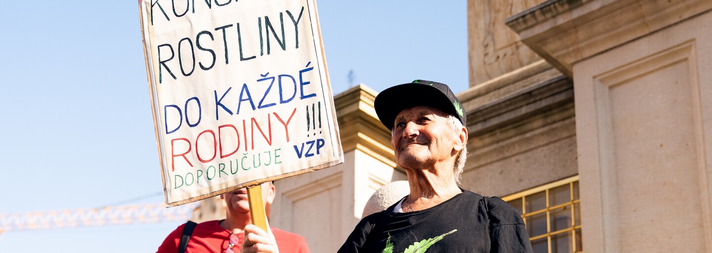 Prahou prošel průvod za legalizaci konopí. Dvě stovky lidí žádaly vládu o dekriminalizaci marihuany (Reportáž)