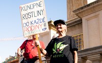Prahou prošel průvod za legalizaci konopí. Dvě stovky lidí žádaly vládu o dekriminalizaci marihuany (Reportáž)