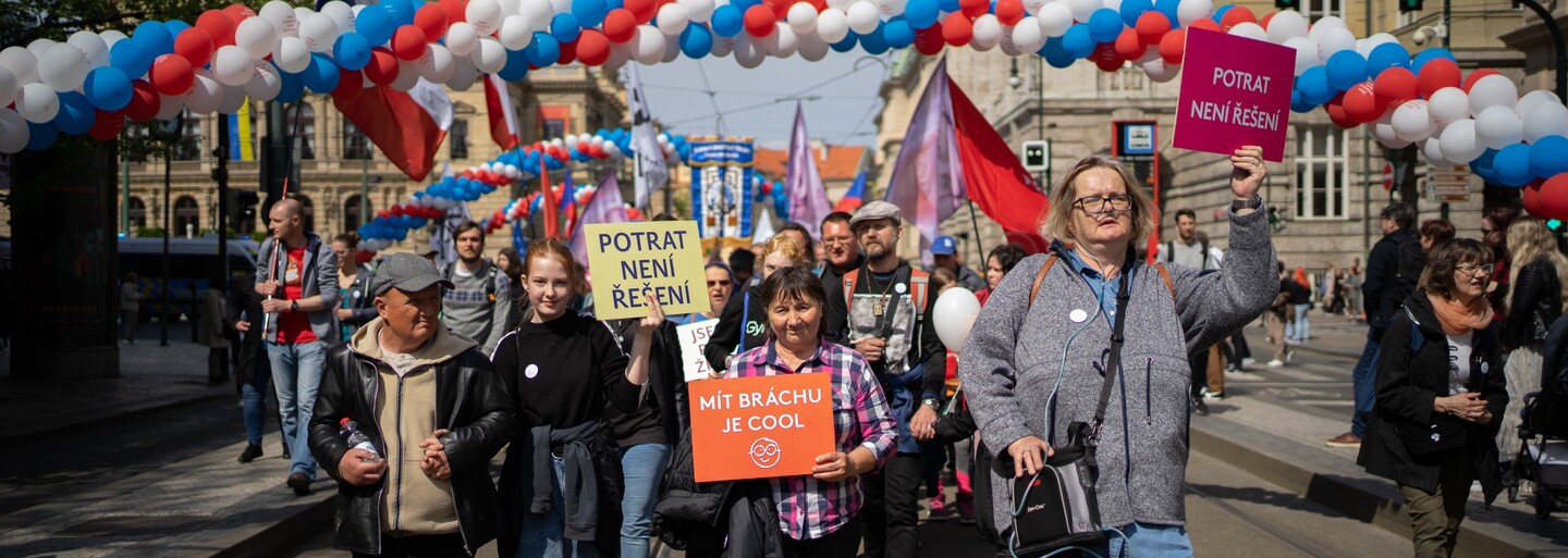 Prahou prošli odpůrci potratů z Hnutí Pro život. „Dítě počaté při znásilnění je stále dar od Boha,“ řekl jeden účastník (Reportáž)