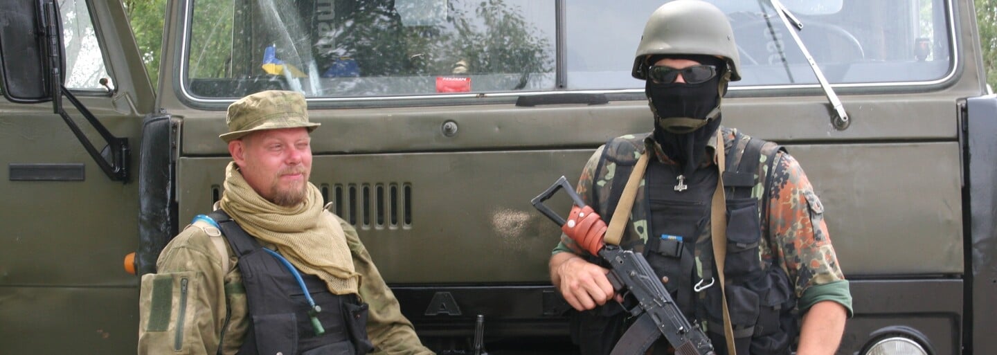 Prapor Azov, hajlující bojovníci a očištění od radikálů. Jejich současný stav nemůžeme s minulostí porovnávat, tvrdí analytici