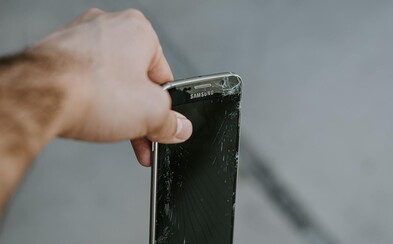 Prasklý LCD displej - je nutné vyměnit celý díl? Prasklý LCD displej - je nutné vyměnit celý díl?
