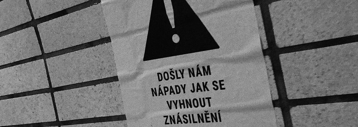 Právnickou fakultu zaplavily žluté plakáty s výstražným trojúhelníkem. „Mlčení neznamená ano,“ hlásají některé z nich