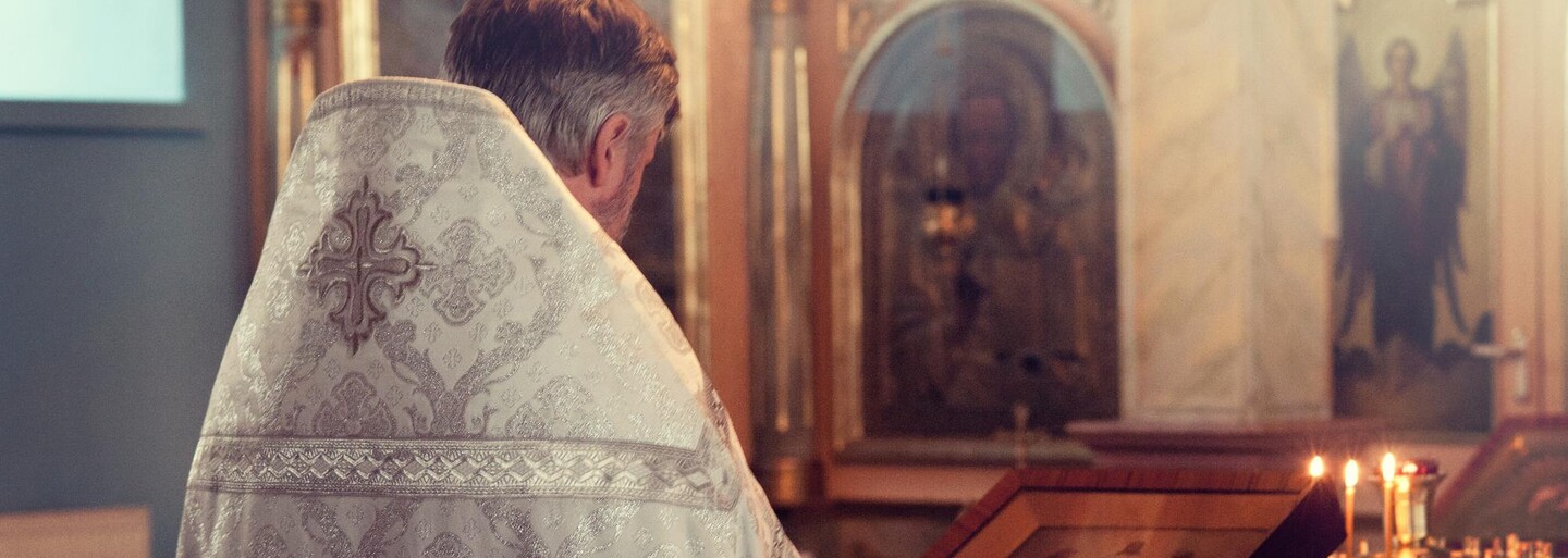 Kňaz z Česka údajne odrezal mužovi semenník pre sexuálne potešenie. Hrozia mu tri roky za mrežami