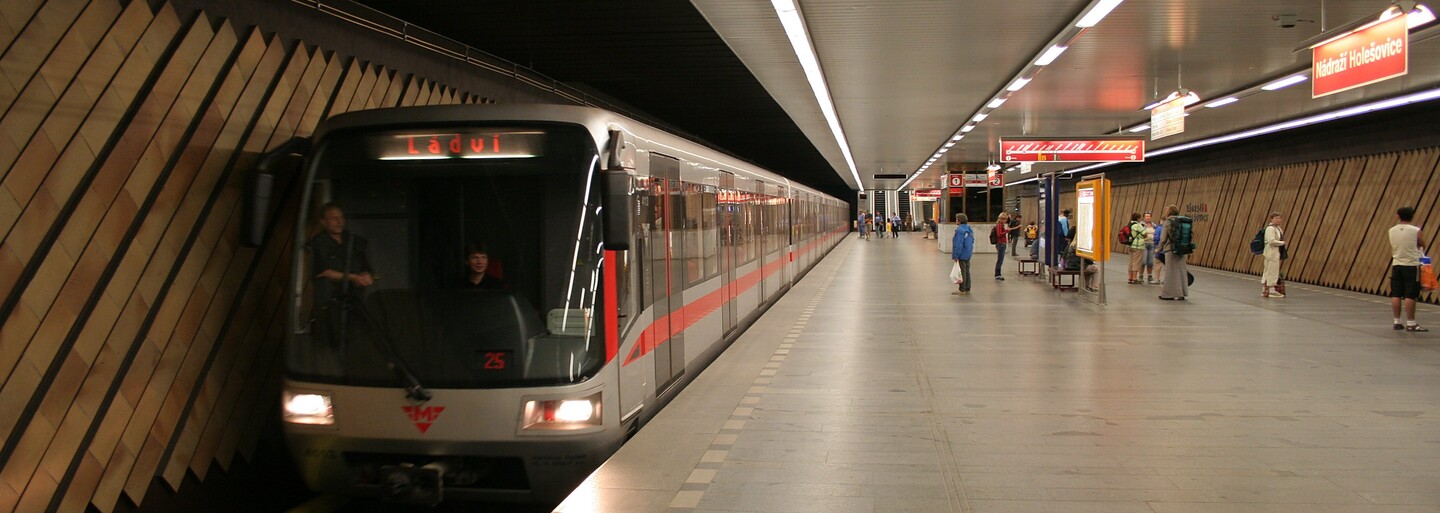 Pražané v metru budou moci využívat svůj mobilní telefon naplno. Operátoři rozšiřují signál i do tunelů metra