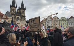 Pražská demonstrace proti restrikcím: „Prymulu do plynu,“ pořvával jeden z mužů